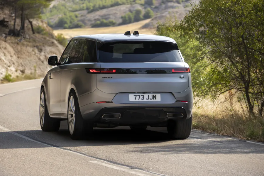 Range Rover Sport P400 Dynamic SE, rear three-quarter view