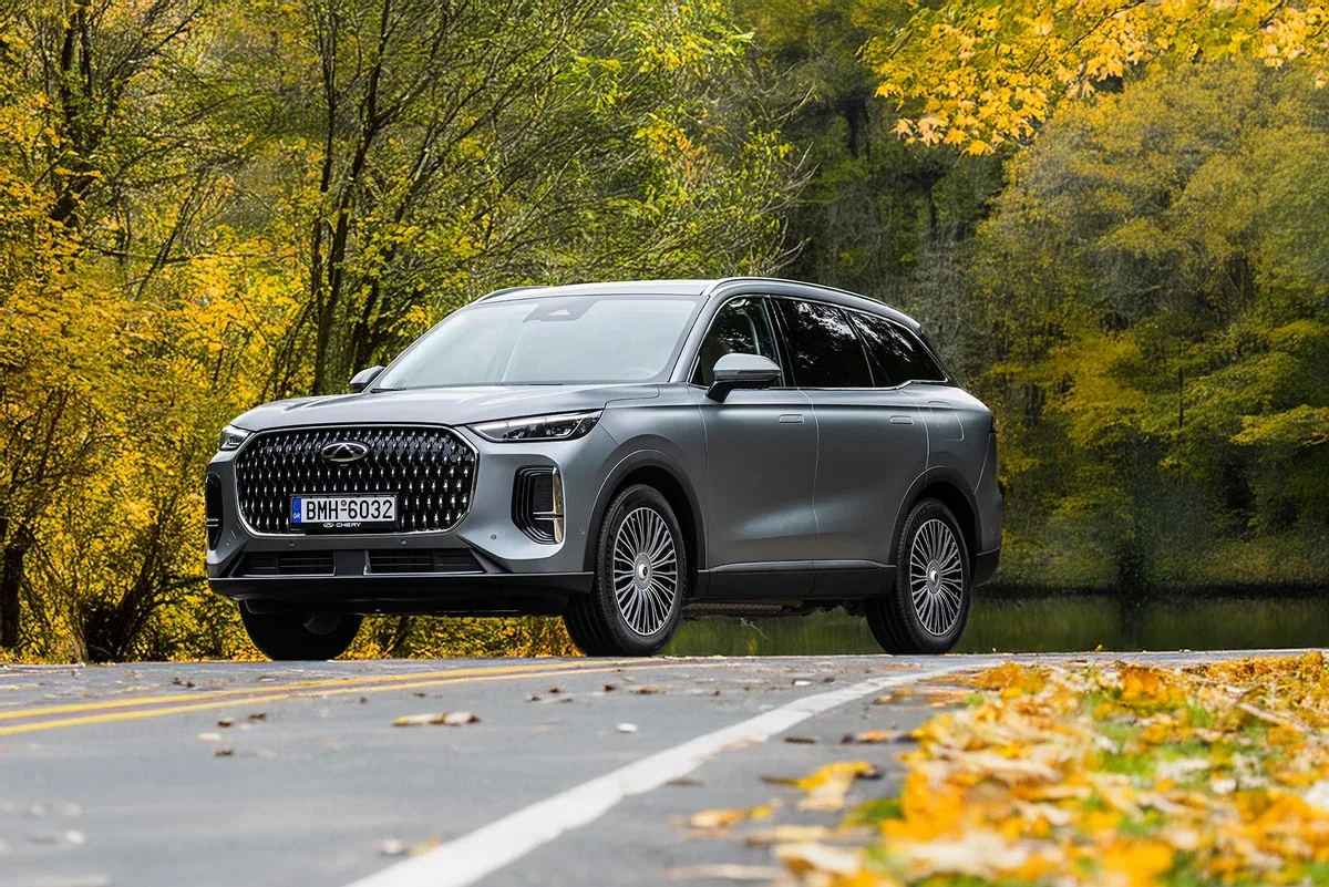Grey Chery TIGGO 9 PHEV on an autumn road