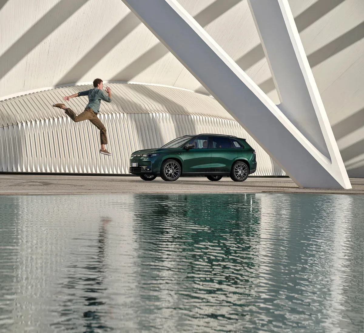 Green Leapmotor C10 beside a reflecting pool in a modern white building