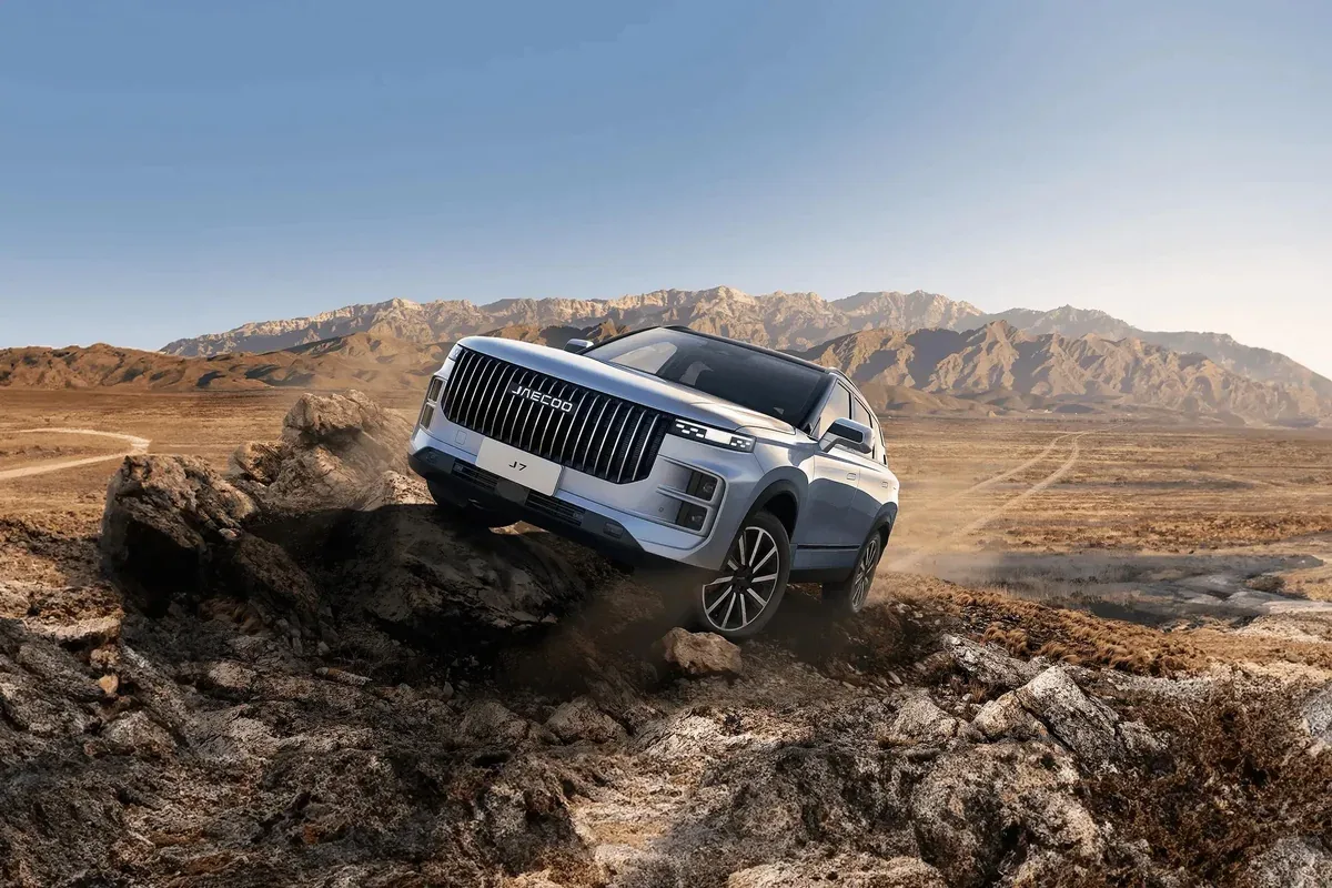 Silver JAECOO 7 crossing rocky terrain